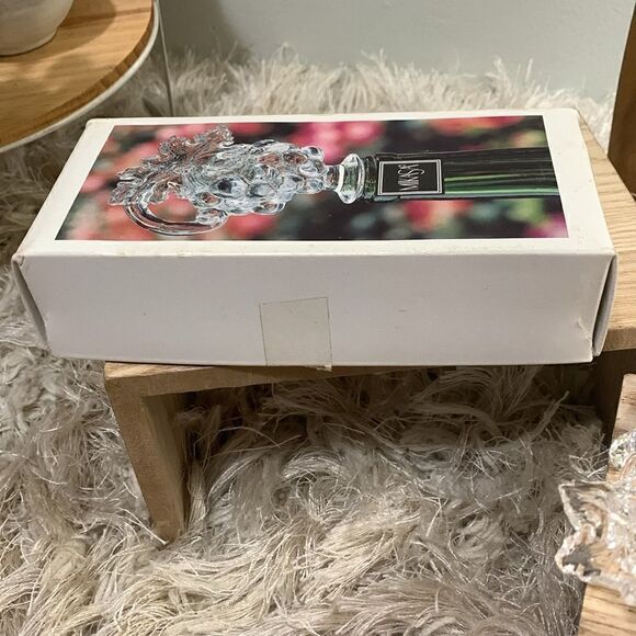 Mikasa Lead Crystal Fruit Collection Grapes
Bottle Stopper - Picture 17 of 17